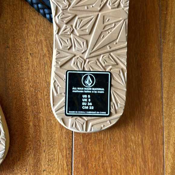 Volcom Flip Flops - Picture 3 of 3